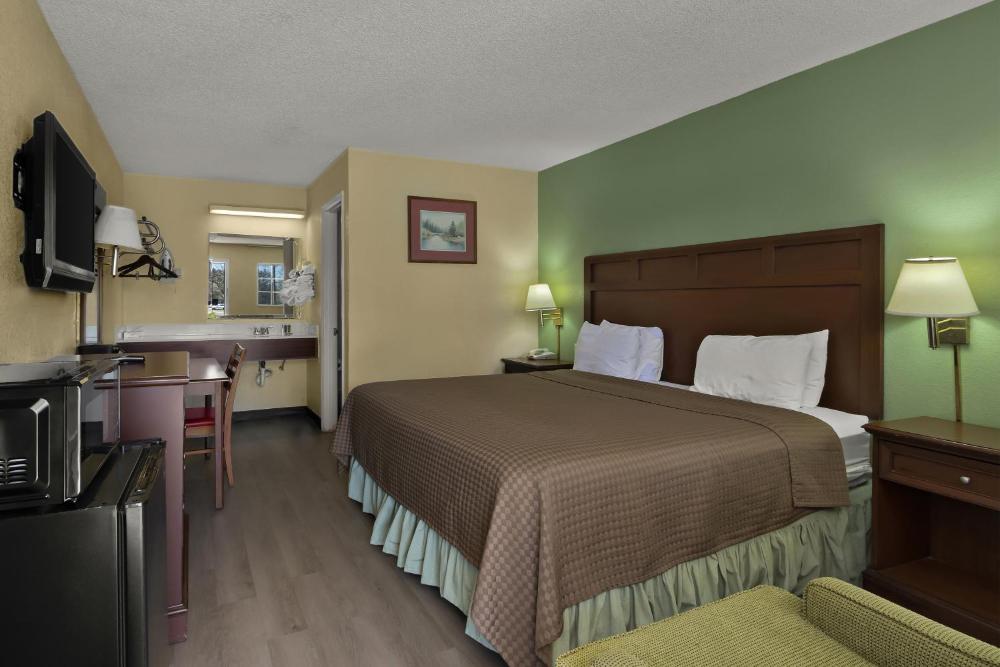 One King Bed Non-Smoking interior