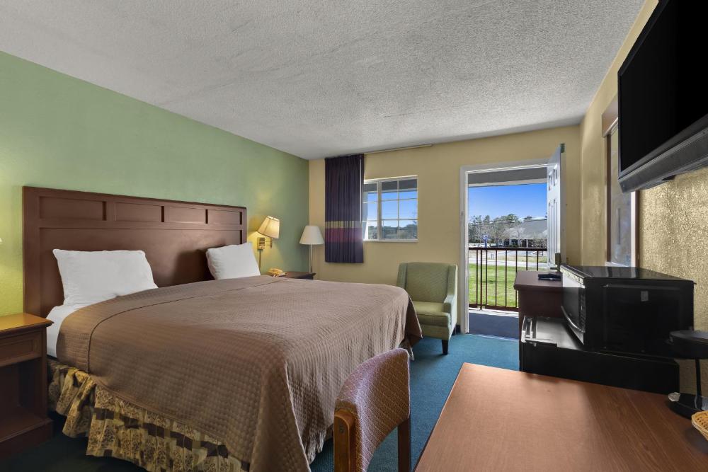 1 King Bed Accessible Non-Smoking interior